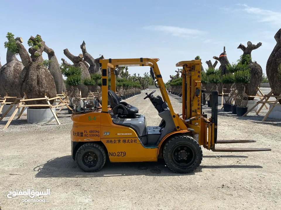 Mitsubishi 5 tons Forklift for sale model 2010. Good condition.