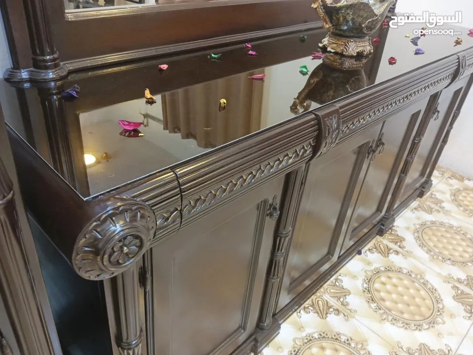 بسم الله الرحمن الرحيم السلام غرفة سفره فخمه تفصيل ثقيل مصنوعه من خشب الزان ول لاتيه وقشرت الزيتون ت