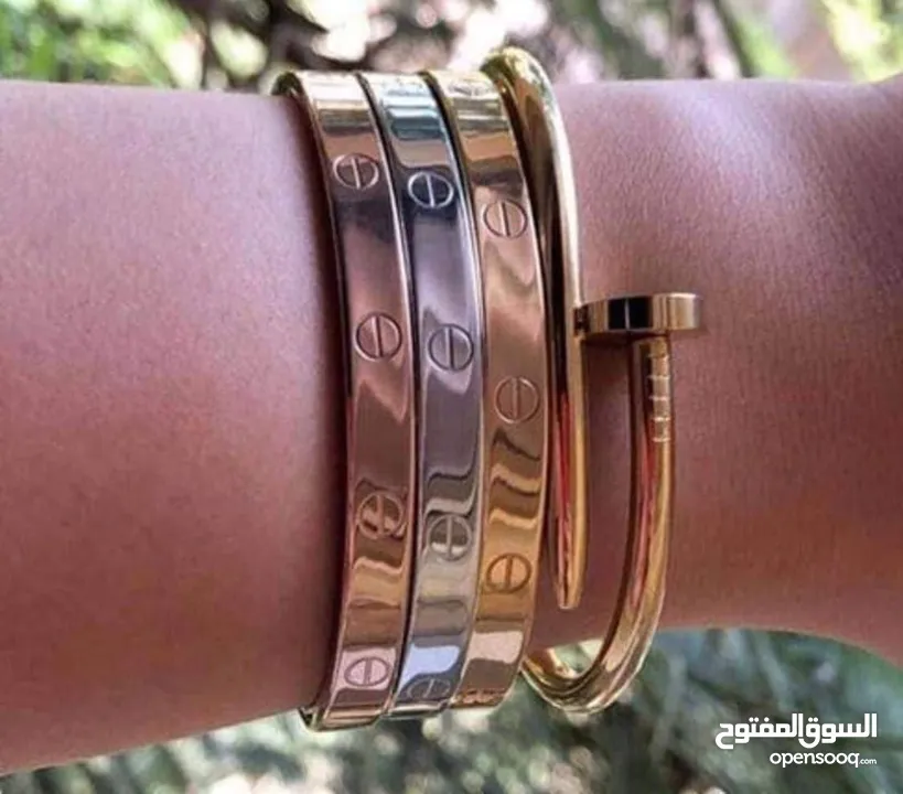 سوار ذهبي فاخر بتصميم أنيق ومميز
