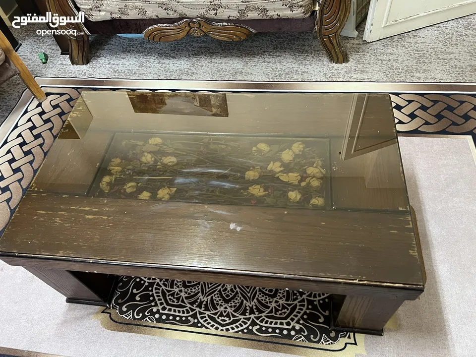 طاولة وسط لون بني