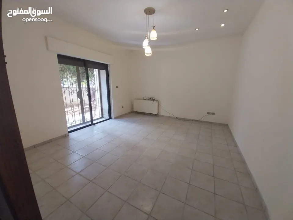 شقة غير مفروشة ( جزء من فيلا ) للإيجار ( Property 38486 ) سنوي فقط