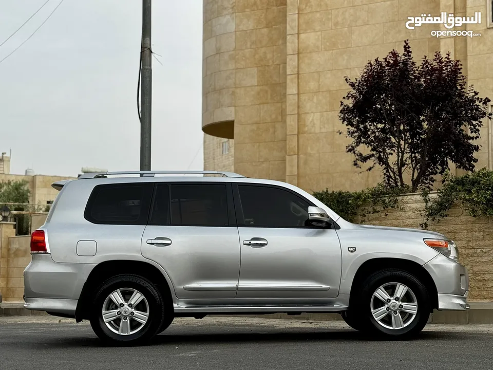 تويوتا لاند كروزر (GXR 2015 (V8 وارد صيانة الشركة ( طلب خاص 60th) مالك واحد بحالة الوكالة