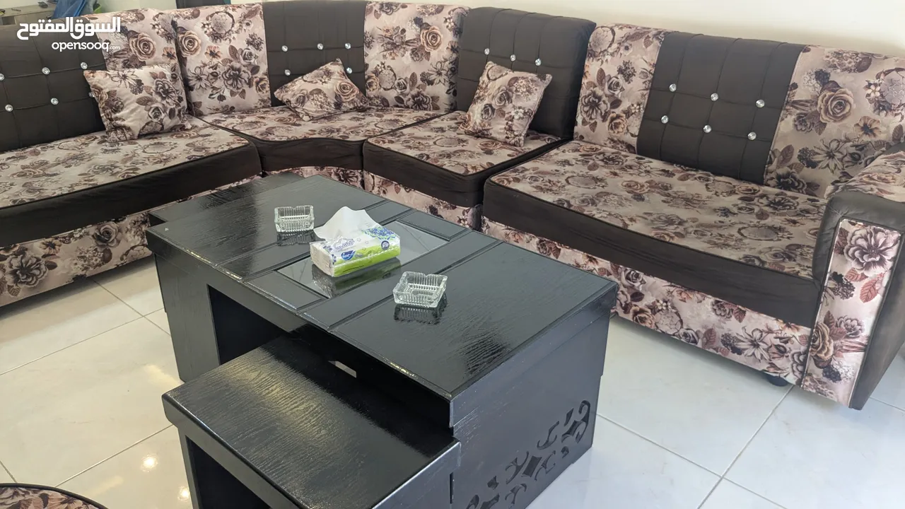 طقم غرفة معيشة بحالة جيدة مع طقم الطاولات الموضح بالصورة