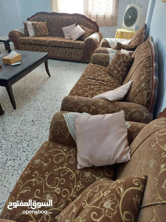 طقم سفرة  10 كراسي + طقم جلوس 7 مقاعد بحالة جيدة جدا + سجاد + طاولات جانبية
