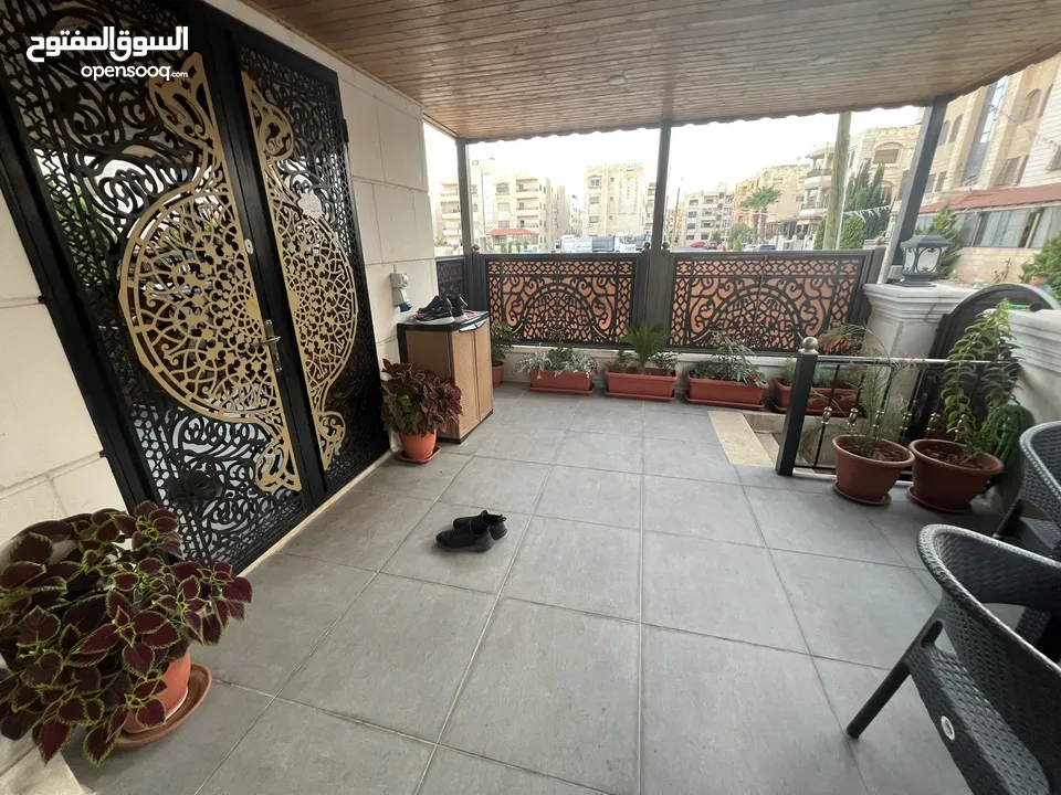 شقة مميزة ارضية تشطيب سوبر ديلوكس في أجمل احياء الياسمين خلف مستشفى الحياة