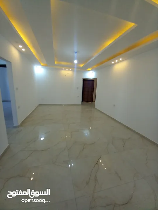 شقة فاخرة مع روف فاخر للبيع بسعر مغري