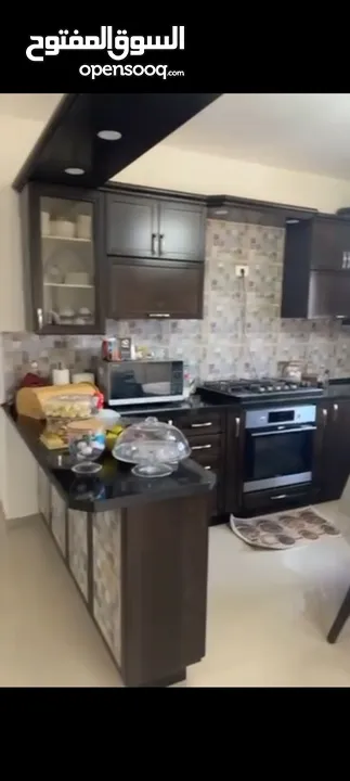 شقه للبيع في منطقه بيرزيت مساحه 165متر جاهزللسكن