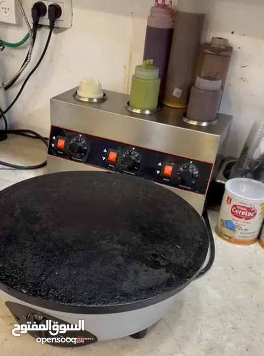 عدة محل  كاملة مع طاولات وكراسي للبيع