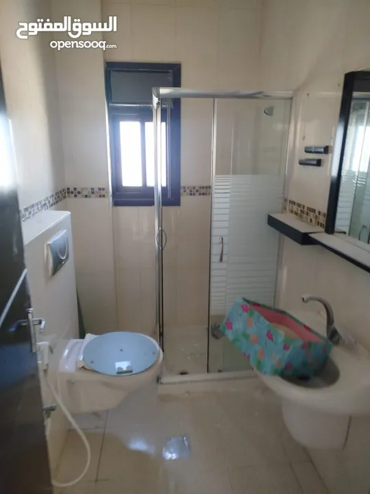 للايجار شقه مقابل المقاطعه في الارسال قرب جامعة القدس