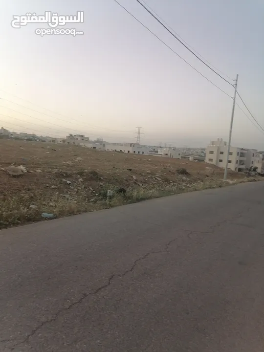 عده قطع قرب شارع المطار اليادوده