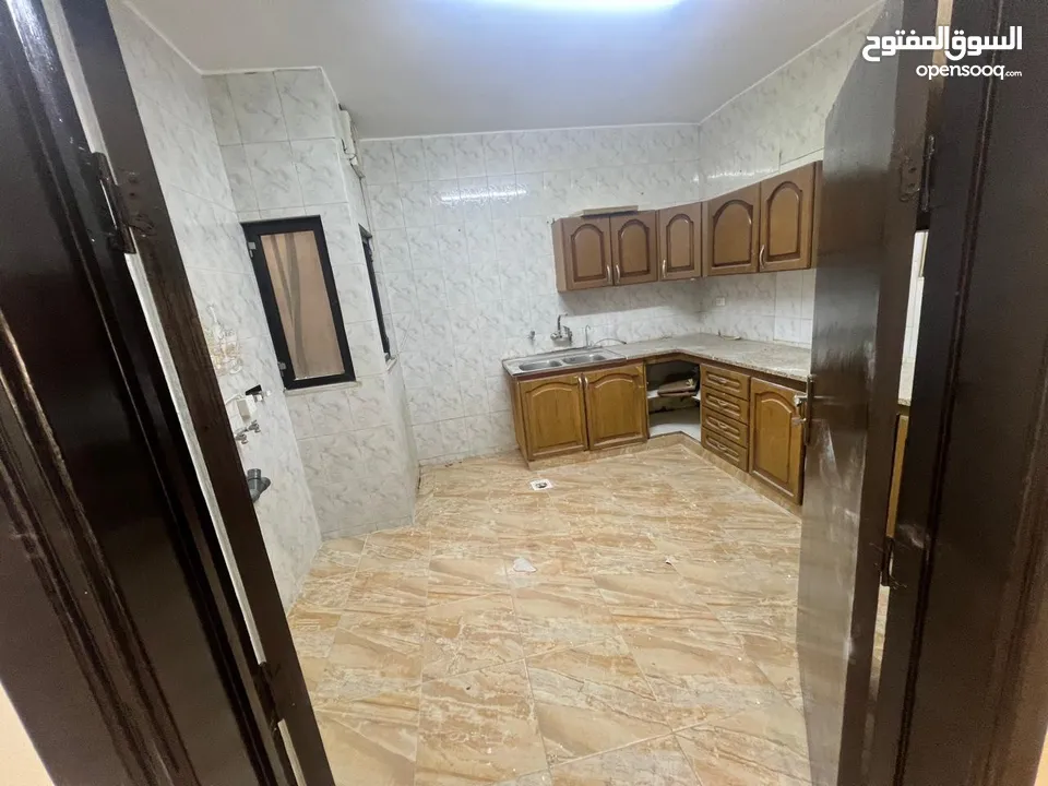شقة فاخره و ذات اطلالة رائعة للايجار