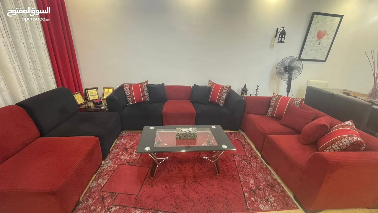 يوجد طقمين كنب للبيع مع الغساله شبه جديده لايوجد توصيل ملاحظة وأخد موجد بي حي نزال والثاني  ض الرشيد