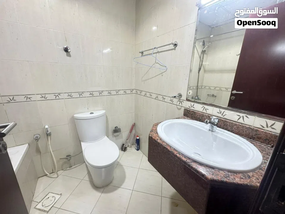 شقة غرفة وصالة للبيع في السيتي تاور – موقع مميز على شارع الشيخ خليفة – فرصة استثمارية