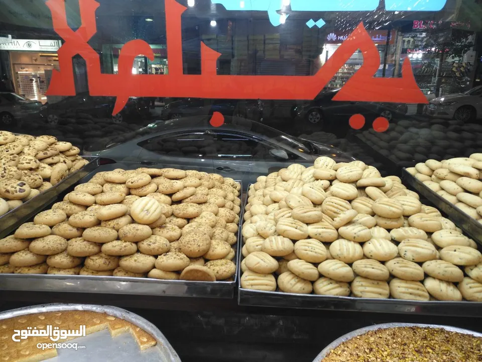 محل حلويات للبيع في وسط البلد