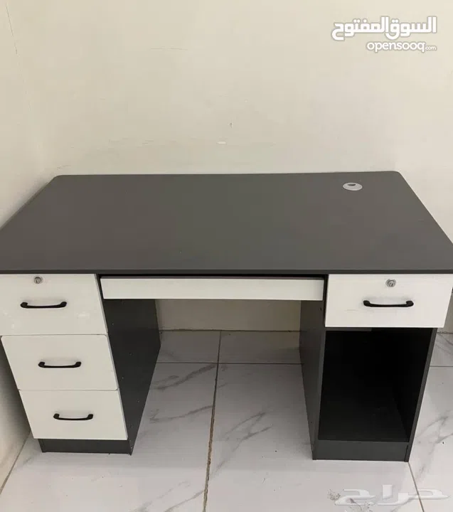 مكتب مع حوارير وقفل لون رمادي