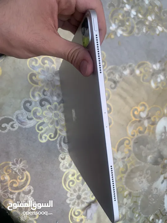 ipad12.9بحالة ممتازة للبيع معه شاحنه الأصلي و الكرتون
