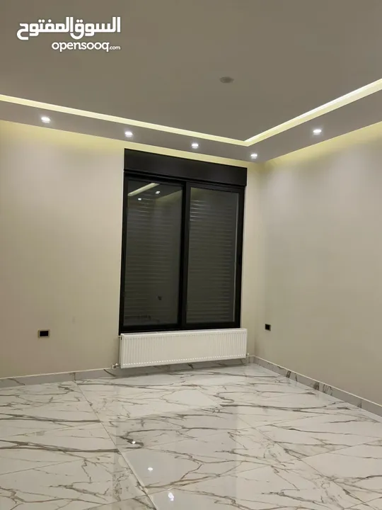 عرض فاخر - لم تسكن - طريق المطار - بتشطيبات خاصة - ترس بإطلالــــه بانوراما