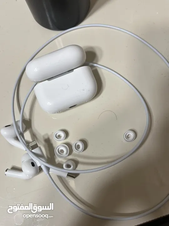 سماعة airpods pro 2 ممتازه استعملتها تقريبا مرتين و معها شاحن و الحمايات تبعون الاذن