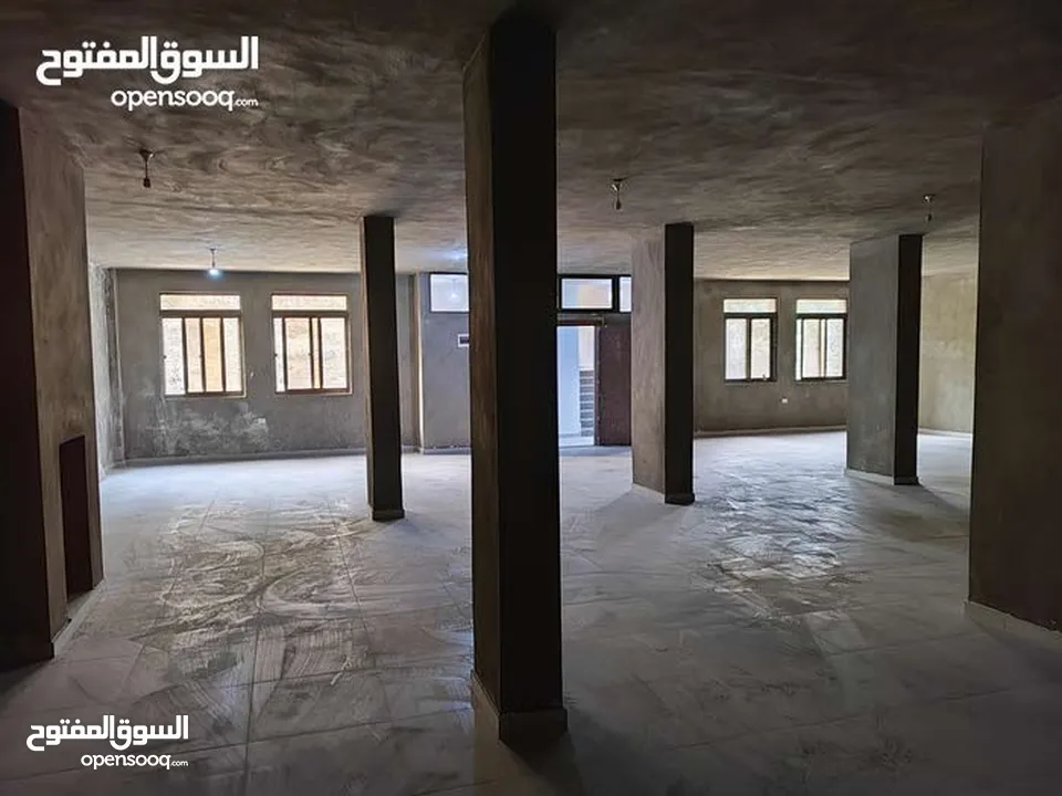 طوابق تجارية بمساحات متنوعة على طريق عمان-السلط نزول وادي الشجرة بأسعار مناسبة