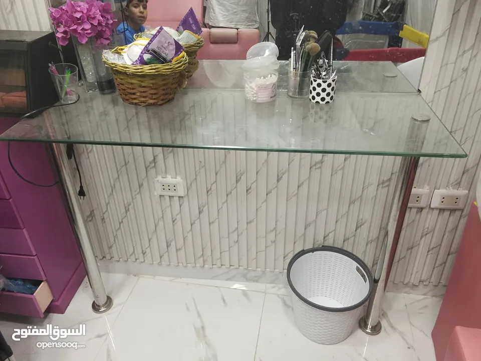 صالون نسائي من الداخل للبيع