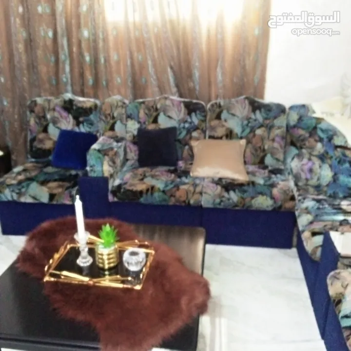 غرفة ضيوف  شبه جديدة للبيع