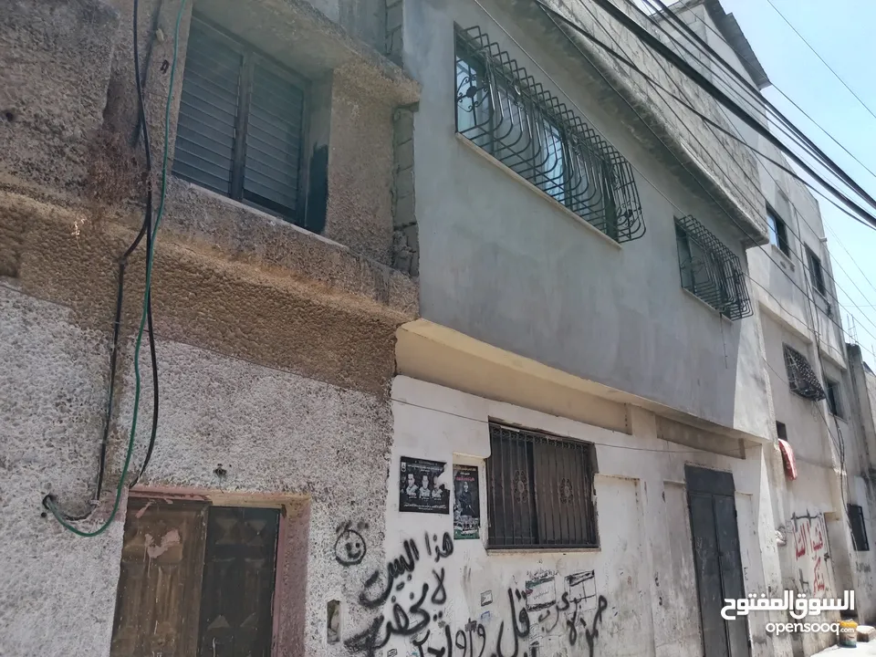 منزل مكون من طابقين مع سطح مساحة كل طابق 125 م  كل طابق مكون من 3 غرف مع صالون وحمام في مخيم عسكر