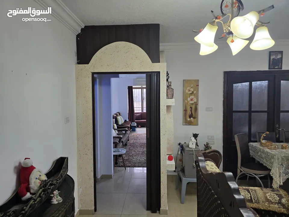 شقه مدخل مستقل مرتفعه 7 درجات عن الشارع مساحة الشقه 178 م2 عمر البناء 8 سنوات شماليه غربيه جنوبيه بس