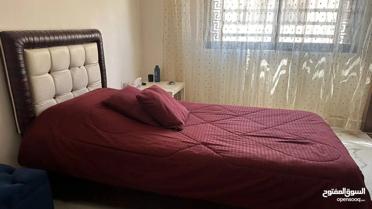 ثلاثة اسرة ثنين شمواه واحد جلد للبيع مع الفرشات الزنبركية بحالة ممتازة جداً