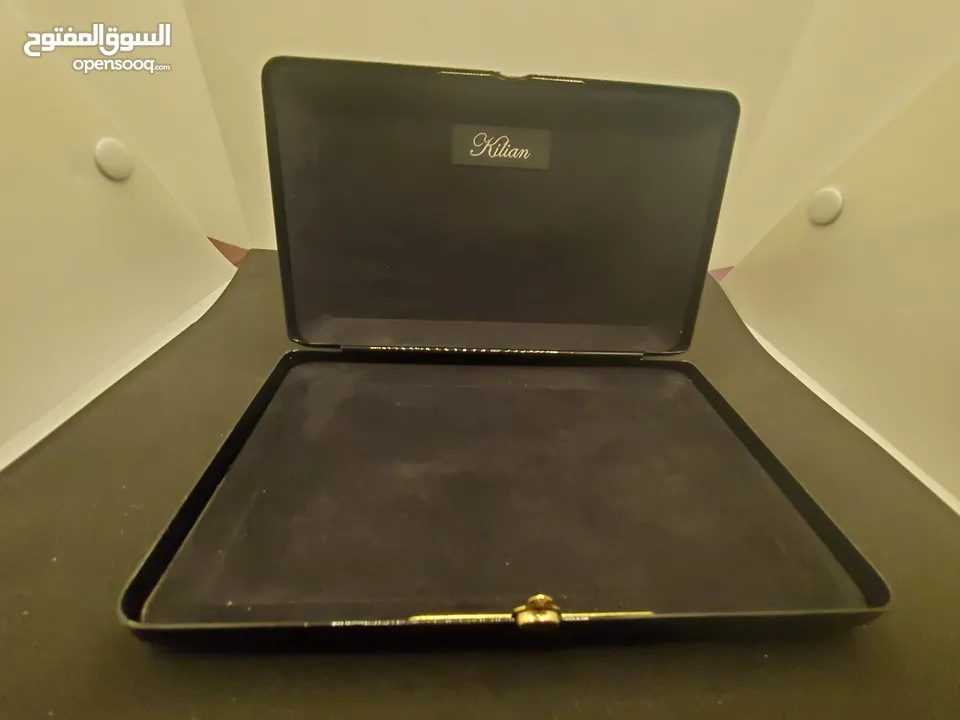 حقيبة كلاتش من ماركة كيليان ذا تمبتريس سوداء وراقيه ،Black Clutch The Temptress by Kilian
