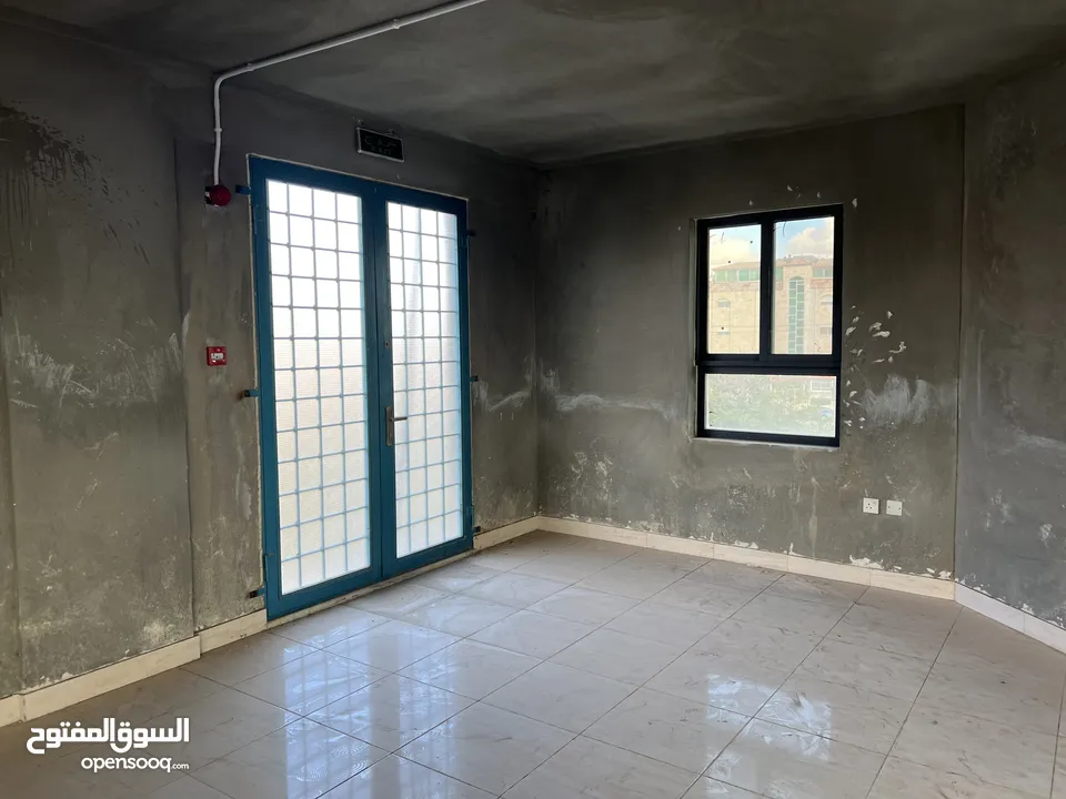 طابق تجاري للايجار مساحة 280 متر