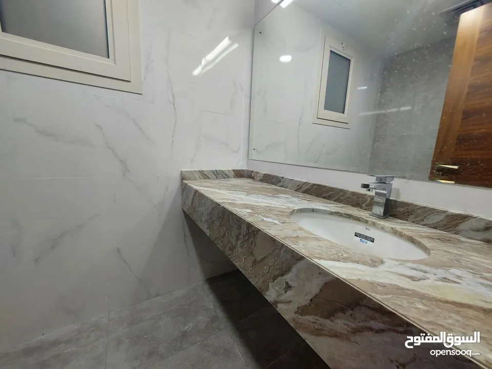 5 Bedrooms Penthouse Apartment for Rent in Ghubrah REF:819R