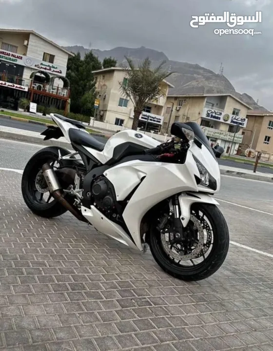 دراجة CBR 1000 RR 2014 بحالة جيدة جداً 