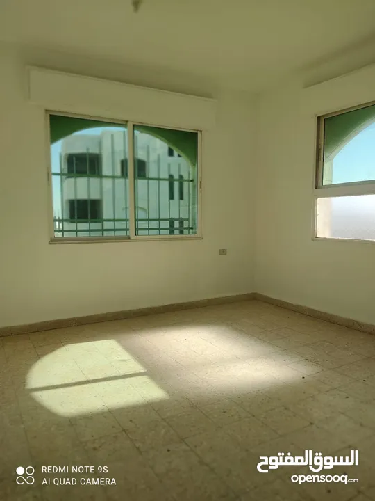 شقه للايجار ثلاث غرف وحمامين ومطبخ وبلكونه مادبا حي النديم قرب مسجد القدس