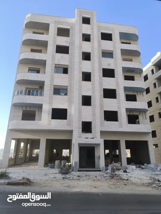 شقة عظم مميزة و محلات للبيع قرب مستشفى نابلس التخصصي/ شارع الجامعة الحرم القديم ... طابق أول . .