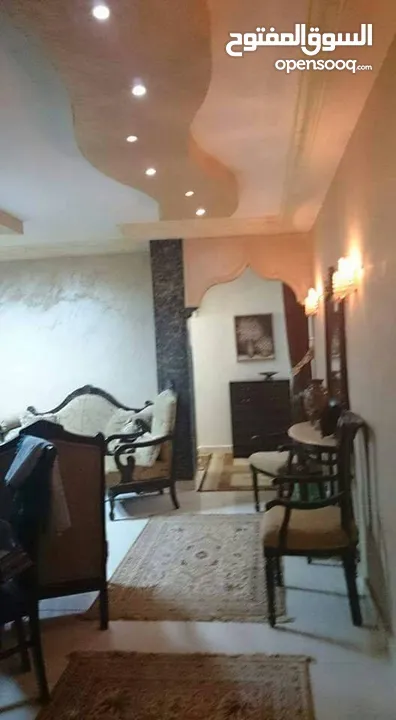 شقة أرضي وسط مع موقف تحت البناية
