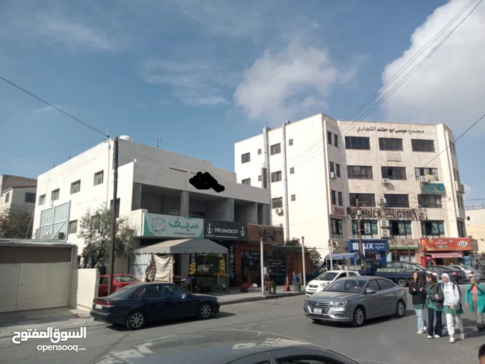 مجمع تجاري بدخل سنوي 35الف  الموقع حيوي جداً  عمر البناء 30 سنة  يحتوي على 6 شقق  و 3 مخازن مؤجرين