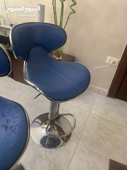 2 كراسي مطبخ وكافيها مرتبين مع مسند ظهر متين لون ازرق