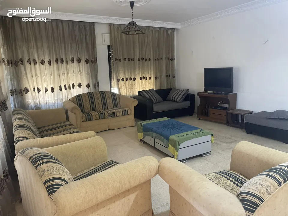 شقة واسعة للإيجار ذات اطلالة في شارع الجامعة