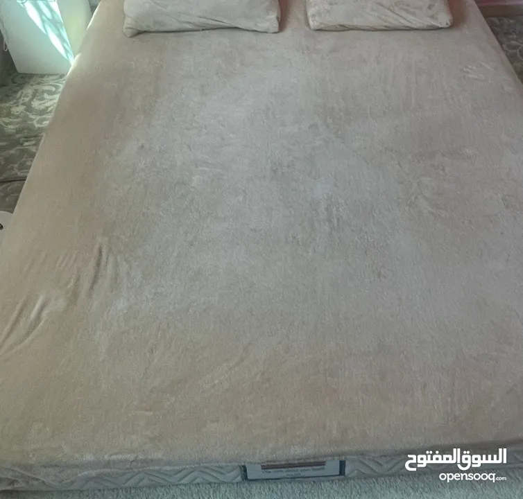 فرشة زمبركيه بحالة جيده صحيح فيها طبع عصير ولكن بحالة الوكالة   العرض 181 m طول 200 m