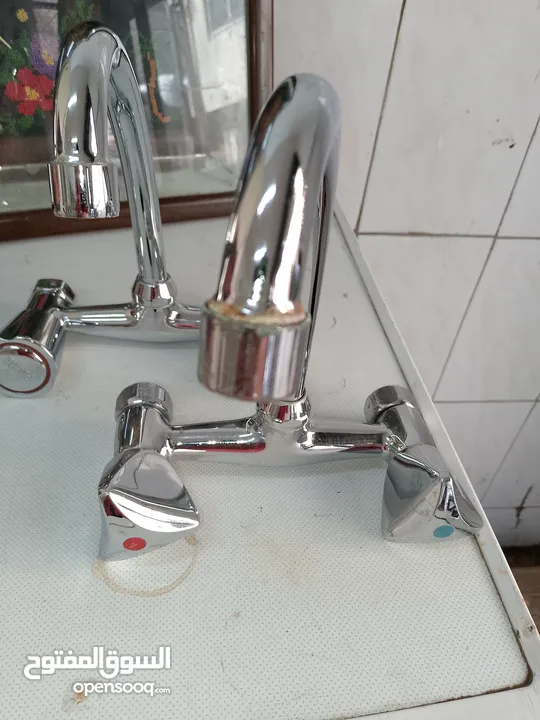 خلاط مياه إيطالي بحالة ممتازة للمغاسل والمجلى ، عدد2 موجودات بالبقعة وعالفحص