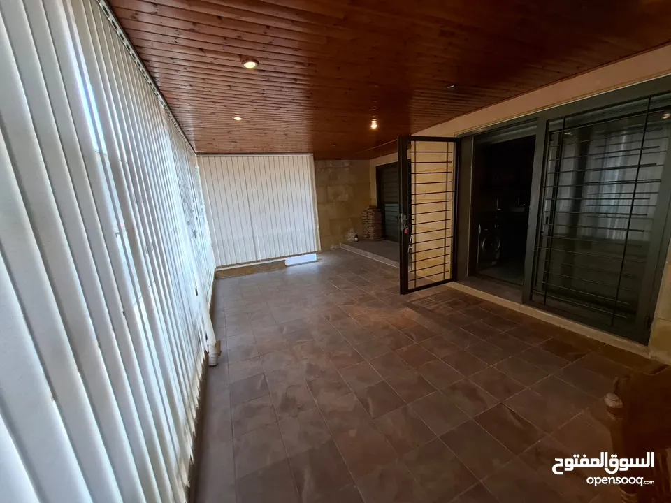 شقه غير مسكونه مساحه 80 متر و تراس مغلق 50 متر بالقرب من صويفيه فيليج