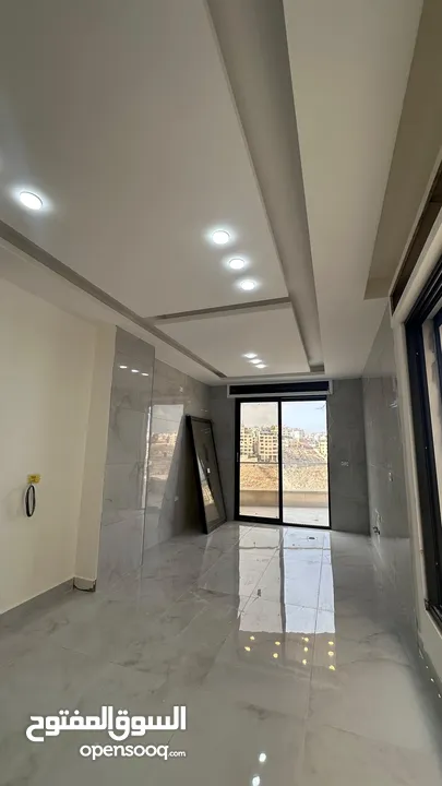 طابق شبه ارضي مطلة و مشمسة و مهوية بأرقى مناطق حي الياسمين المطله على كوريدور عبدون بسعر ناري جدآ
