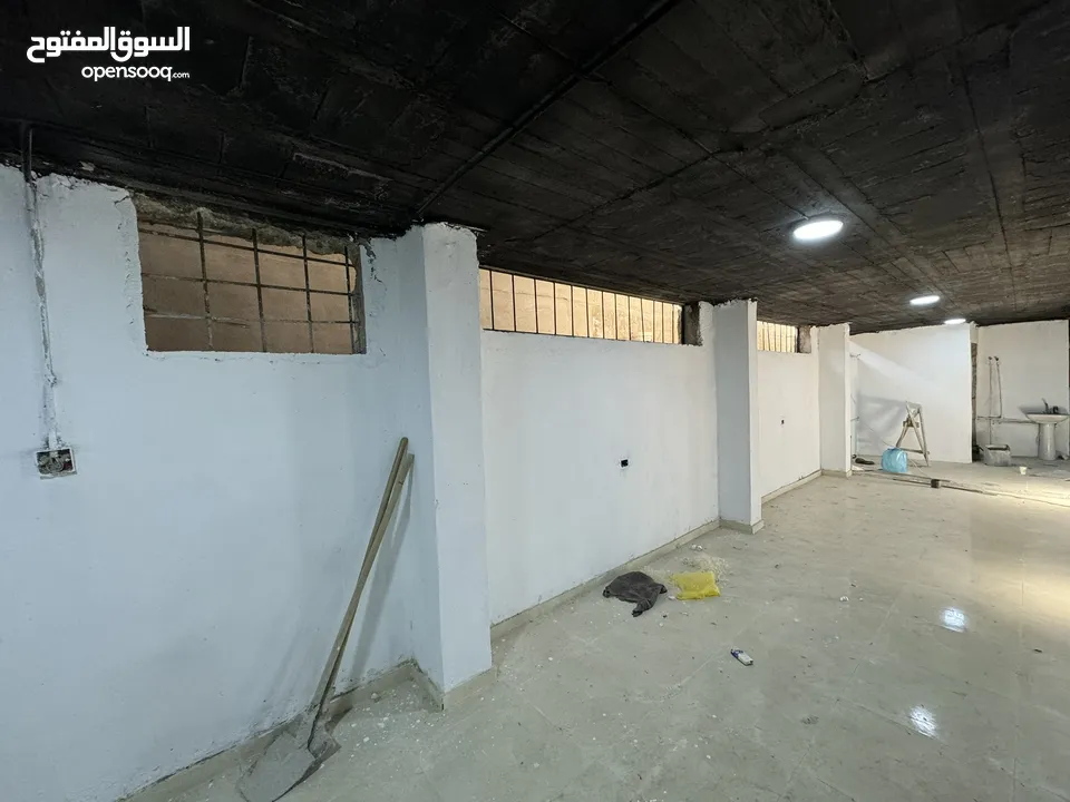 تسوية تجارية للإيجار مساحة 400 متر على شارع اربد الحصن الرئيسي بجانب كازية عاشور