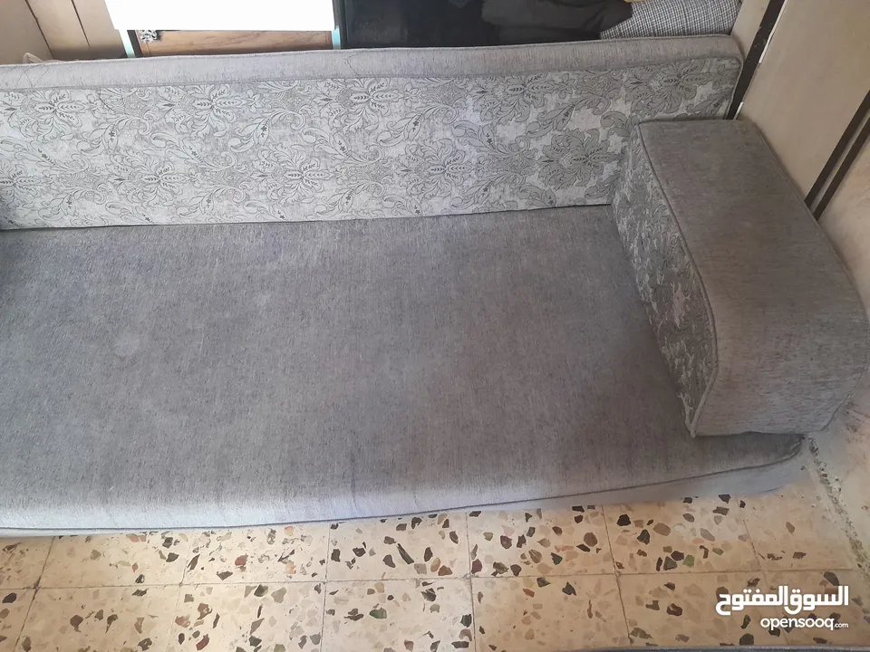فراش عربي مع طاولات