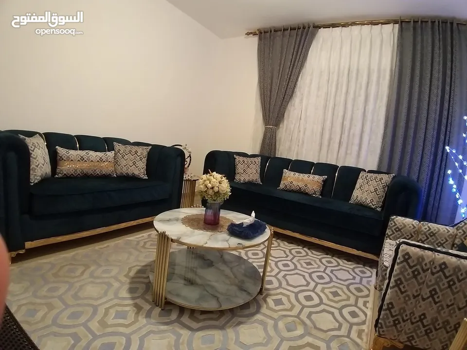 أثاث نظيف ( غرفة نوم ، غرفة جلوس ، غرفة ضيوف مع سفره ) شبه جديد