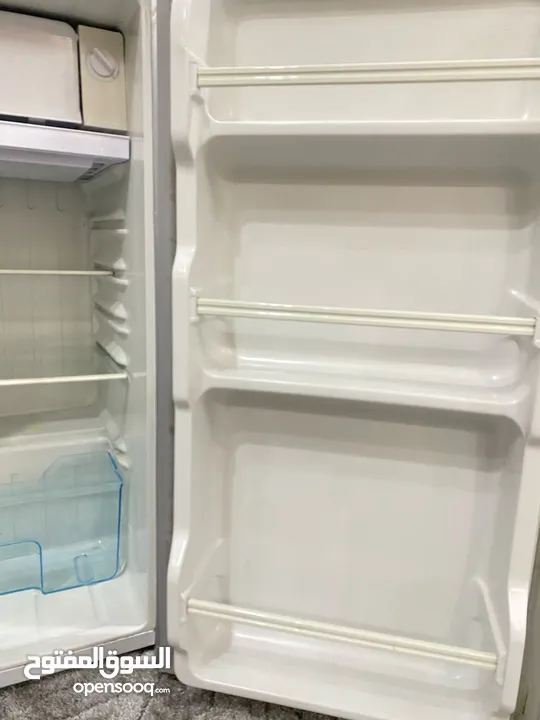 ثلاجه مكاتب بحاله الوكاله استعمال بسيط للبيع بسعر 70 وفي مراعاه اشي بسيط  يوجد خدمه توصيل حسب المنطق