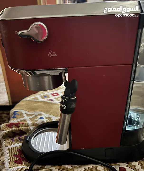 كوفي ماشين delonghi  دلونجي من احسن الأنواع ف الكوفي الماشين العالمي استعمال خفيف اللون الاحمر يتميز