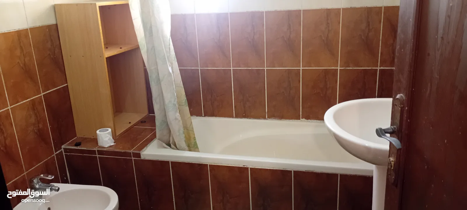 للايجار شقه مفروش ثلاثه نوم ثلاث حمامات صاله وصالون وبلكونه طابق اول مطله يوجد مصعد وحارس عماره هاد