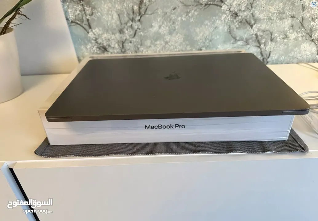 Apple MacBook Pro 16“ Intel i9-9980HK 32GB 1 TB AMD Radeon Pro 5500M 4GB Touch Bar