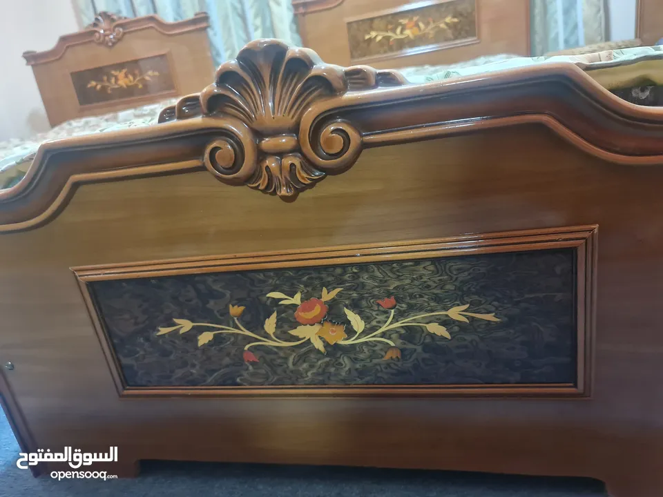 غرفة نوم سريرين وخزانة وتسريحه وكومودينة